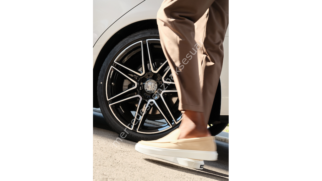 AMG poyra kapağı, AMG arması ile