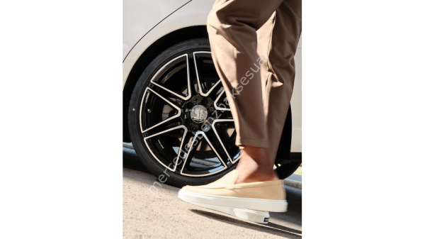 AMG poyra kapağı, AMG arması ile